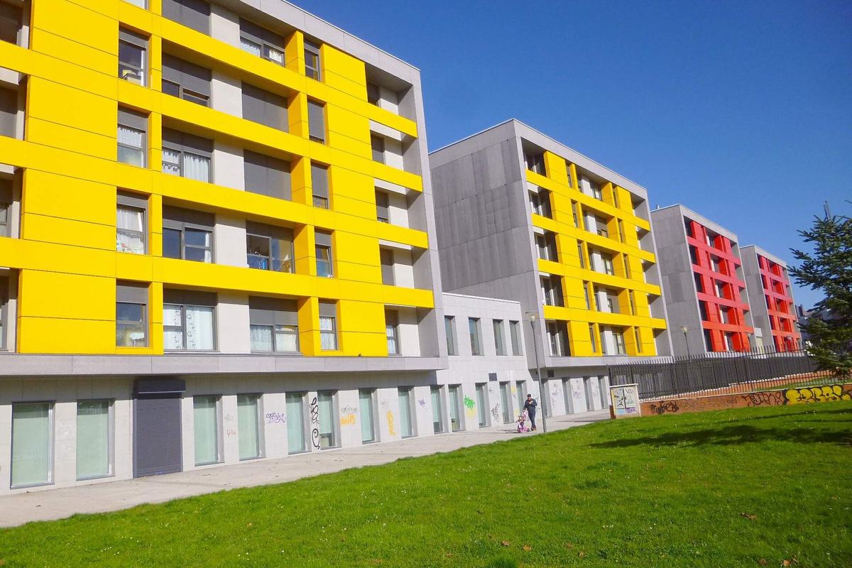 Bloques de viviendas modernos con fachadas amarillas y rojas en Burgos