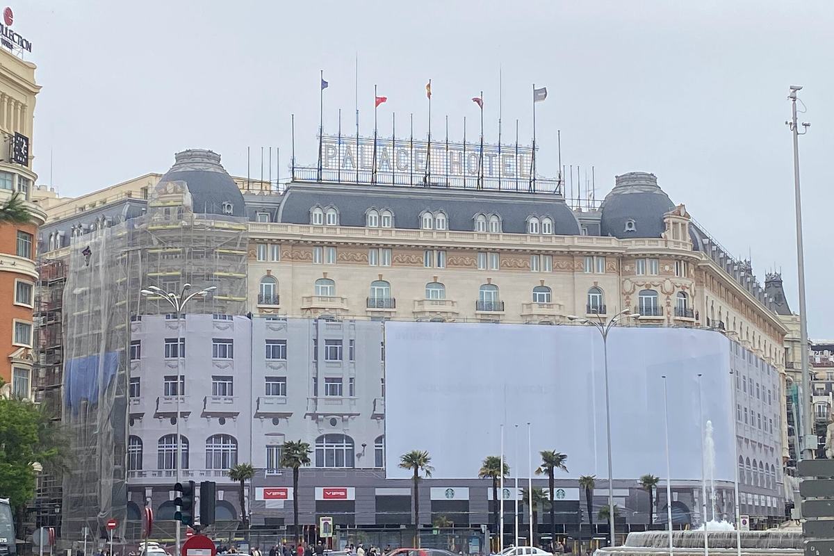 Edificio histórico en rehabilitación, cubierto de andamios y lonas, en la plaza de Cánovas del Castillo de Madrid