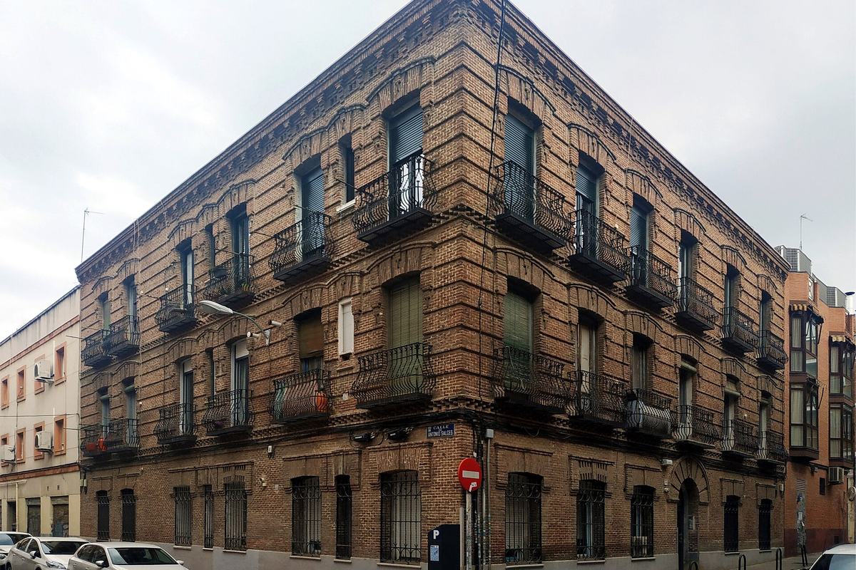 Edificio de viviendas de ladrillo en esquina en el barrio de Prosperidad, Madrid