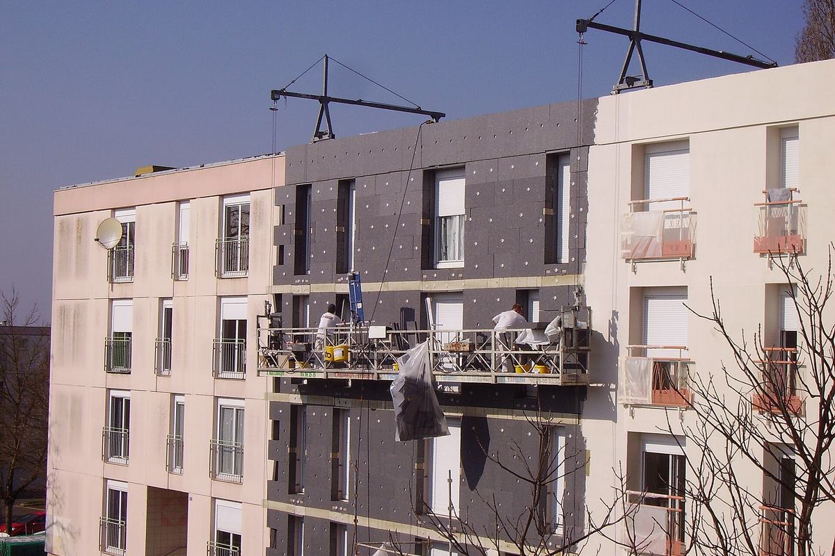 Fachada de un edificio de viviendas con paneles de aislamiento térmico colocados durante una rehabilitación