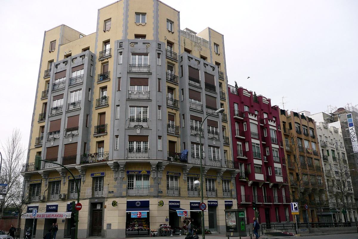 Edificio de viviendas con balcones en la esquina de las calles Santa Engracia y Ríos Rosas, en Madrid