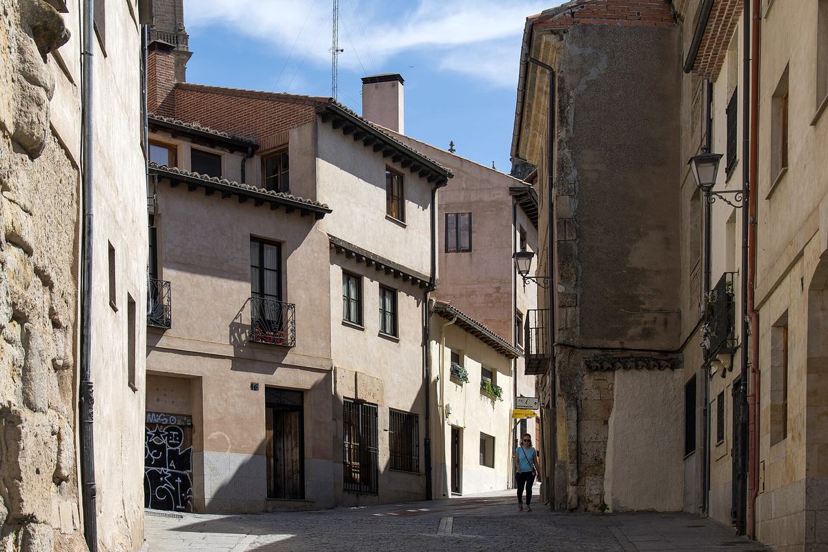 Calle Tentenecio en el casco histórico de Salamanca, con fachadas de viviendas tradicionales y balcones de forja